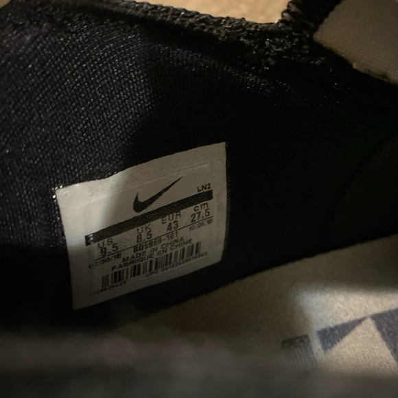 Lebron 16 - EQUALITY - Black & White - Picture 5 of 5